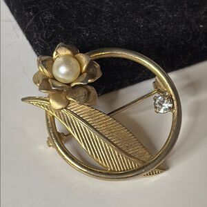 Vintage Gold Tone Circular Floral Leaf Rhinestone Brooch with Pearl Accent